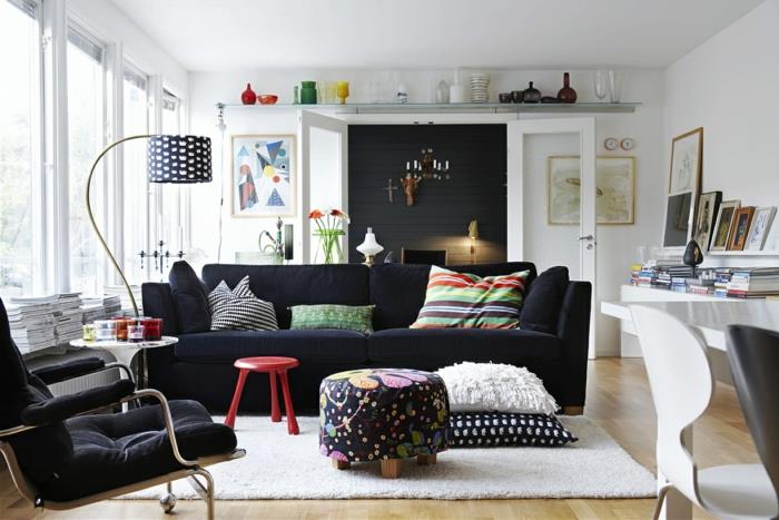 sohvatyynyt olohuoneen sisustusideoita harmaa sohva punainen jakkara valkoinen matto
