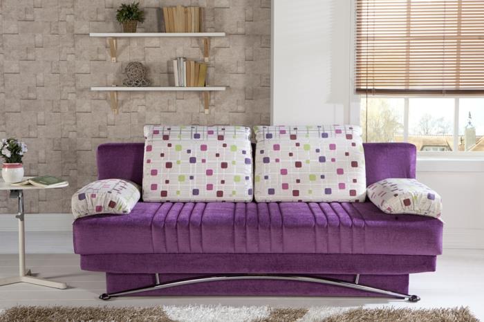 sohvatyynyt olohuoneen sisustusideoita violetti sohva avoimet hyllyt