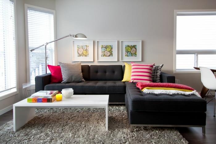 sohvatyynyt olohuone heitotyynyt värillinen tumma sohva valkoinen sohvapöytä