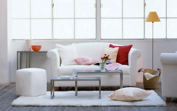 sohva valkoiset tyynyt valkoinen olohuone matto jakkara