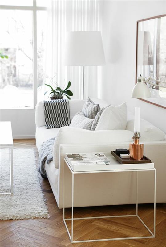 sohva valkoinen olohuone valkoiset seinät verhot puulattia