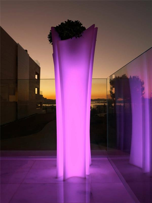 aurinko puutarha valaistus violetti valo puutarha ideoita