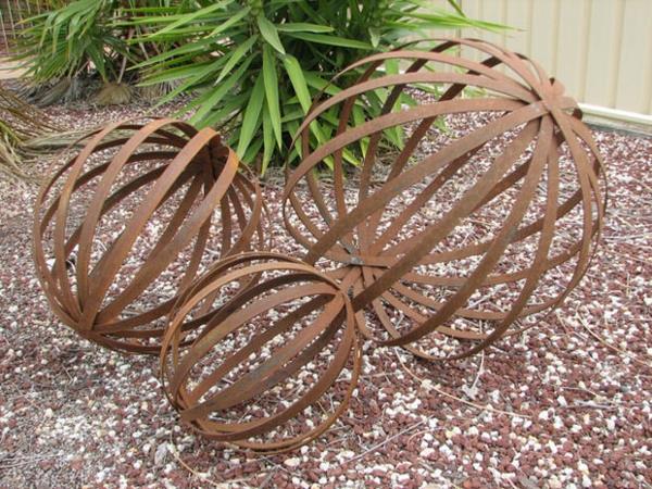 tee kesäpuutarhakoriste itse metallipallot luova puutarhan koristelu