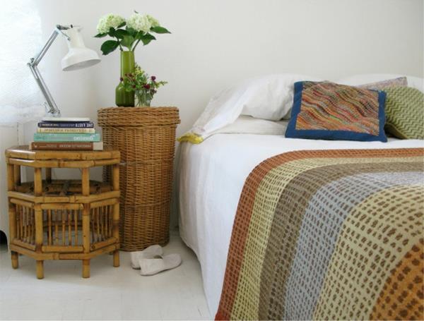kesä makuuhuoneessa rottinkikorinen yöpöytä bambusta