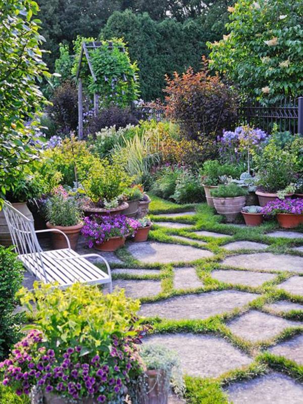 garden design ideaskuva kesäpuutarha penkillä