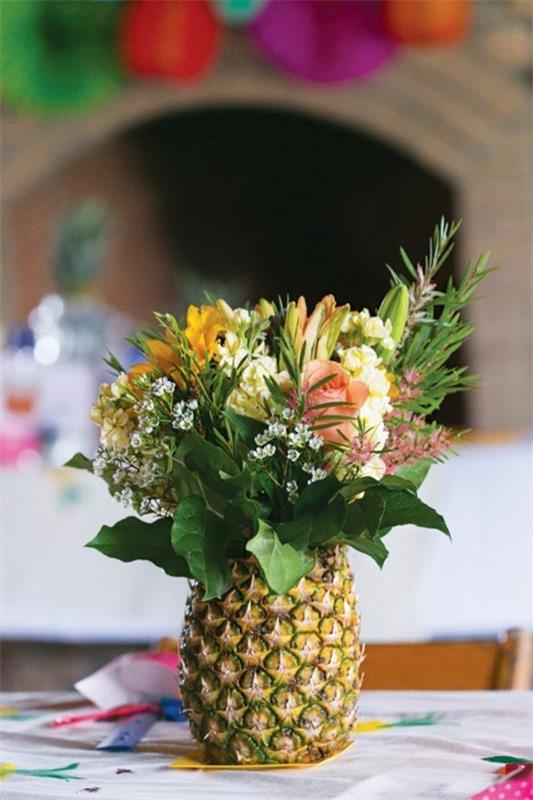 kesäpöydän sisustusideoita ananas maljakolla