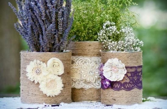kesäpöydän sisustusideoita laventelilla ja gypsophilalla