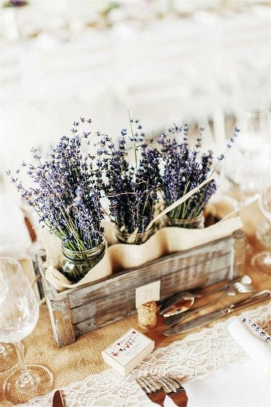 kesäpöydän koristeluideoita laventelin kanssa