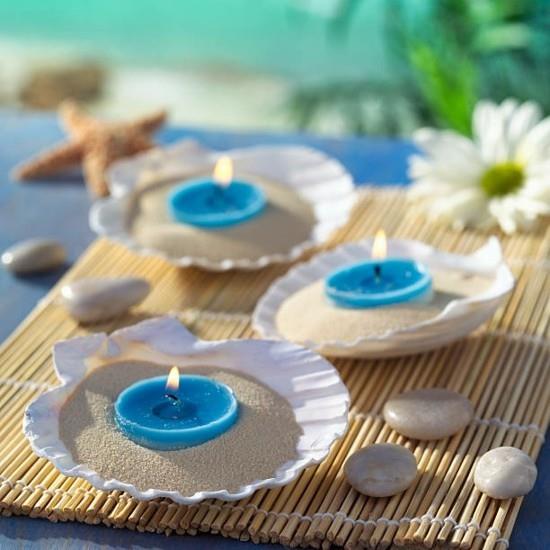 kesäpöydän sisustusideoita simpukoiden ja sinisten kynttilöiden kanssa