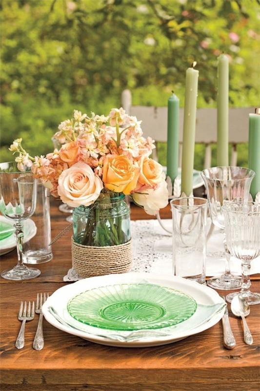 kesäpöydän sisustusideoita ruusuilla ja vihreillä kynttilöillä