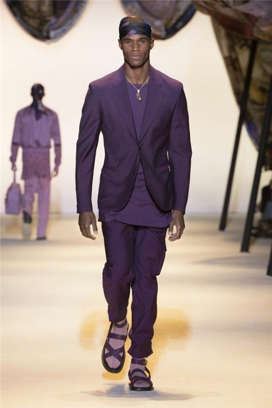 kesäasut versace 2016 kesämuoti kevään miesten muotitrendit sopivat violetille sandaaleille