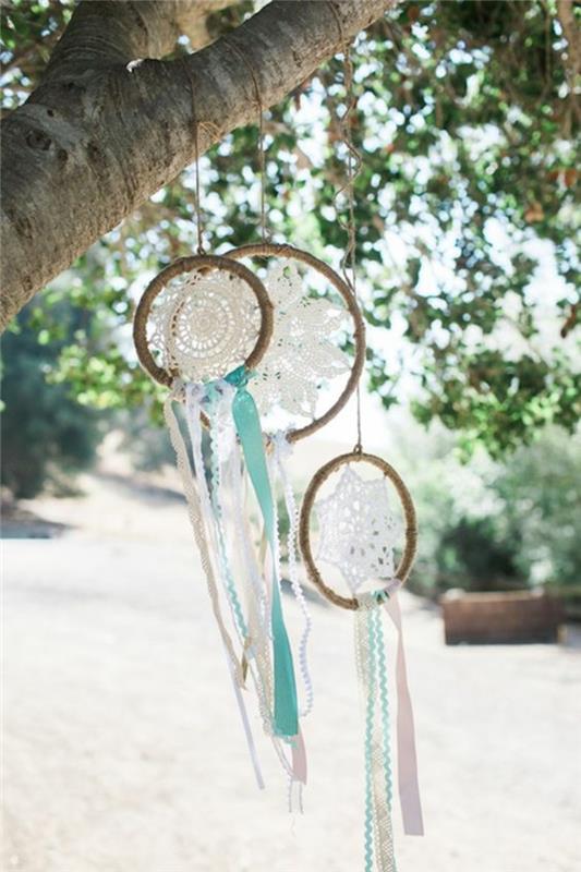 kesäjuhlien sisustus puutarhaideoita boho chic style wind chimes pitsi kankaita