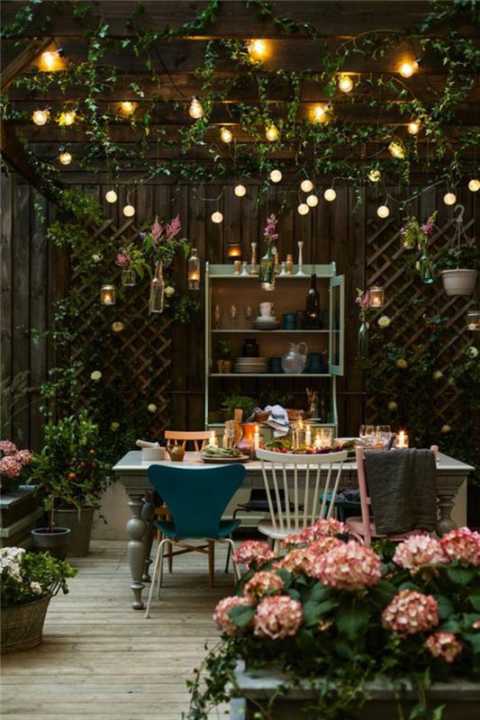 kesäjuhlat sisustus puutarhaideat keiju valot hydrangeas vintage tuolit ruokapöytä puinen pergola
