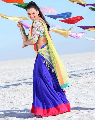 Sonakshi Sinha i Half Saree
