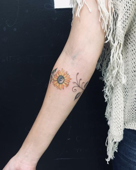 auringonkukka rannekoru tatuointi naisille