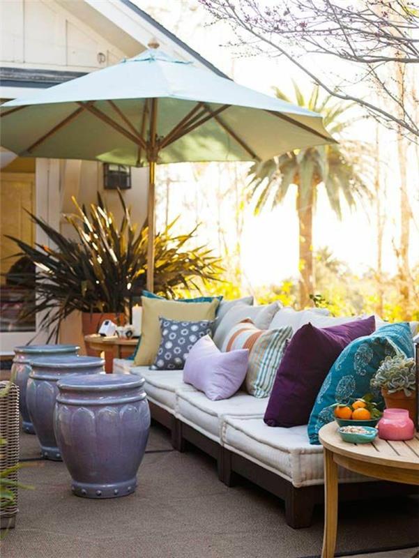 aurinko sateenvarjo parveke sohva heittää tyynyt sivupöytä kasvit