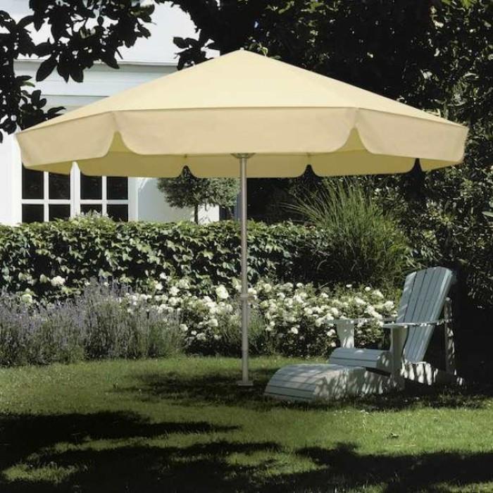 aurinkovarjot edullinen terassi ja puutarhatarvikkeet ympärillä