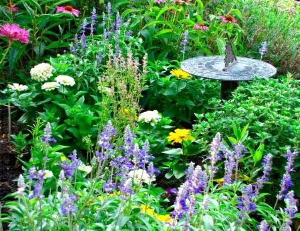 moderni puutarhasuunnittelun aurinkokello puutarhassa idea antiikki kukkia
