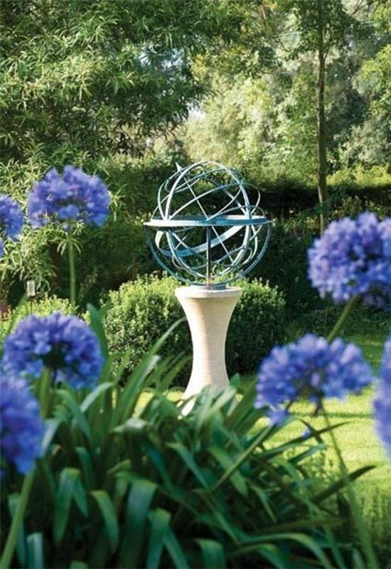 moderni puutarhan muotoilu aurinkokello puutarhassa idea antiikki kukkia
