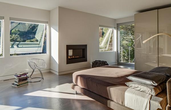 aurinkoinen ruskea lämpimät värit takka makuuhuone minimalistinen sisustus