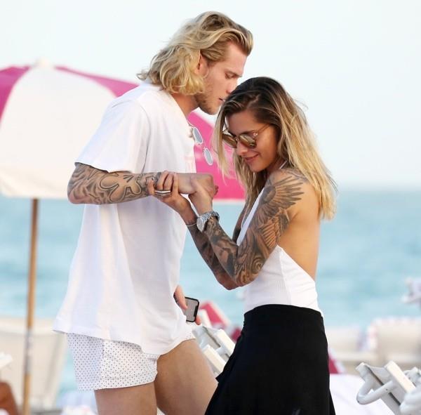 sophia thomalla rantakuva, jossa on loris karius