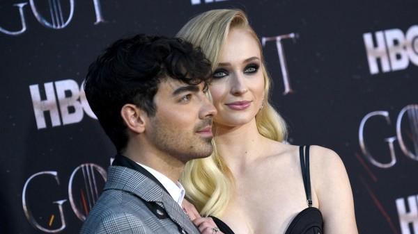 sophie turner joe jonas lavalla yhdessä