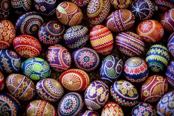 sorbian pääsiäismunat värikkäitä kukkia sydämet jänteet