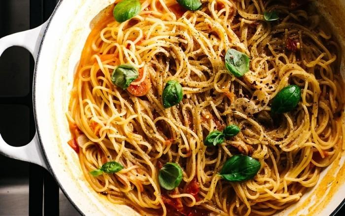 spagetti -basilikaa