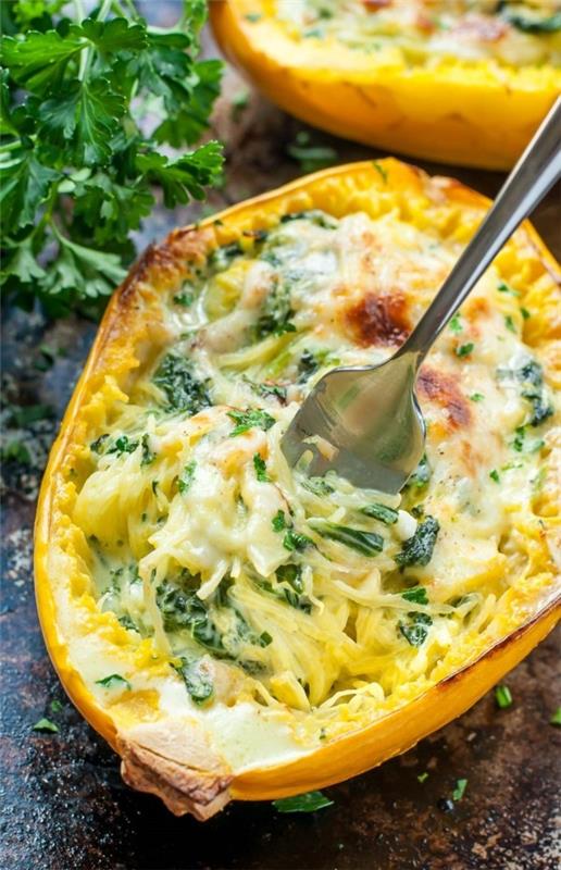 Spaghetti squash resepti täynnä juusto pinaattia ja parmesame