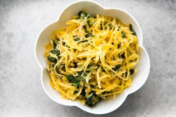 Spagetti -squash -resepti pinaatilla ja juustolla
