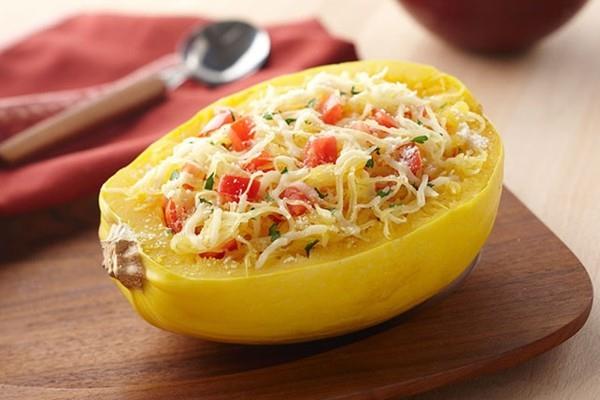 Spagetti -squash -resepti tomaateilla ja juustolla