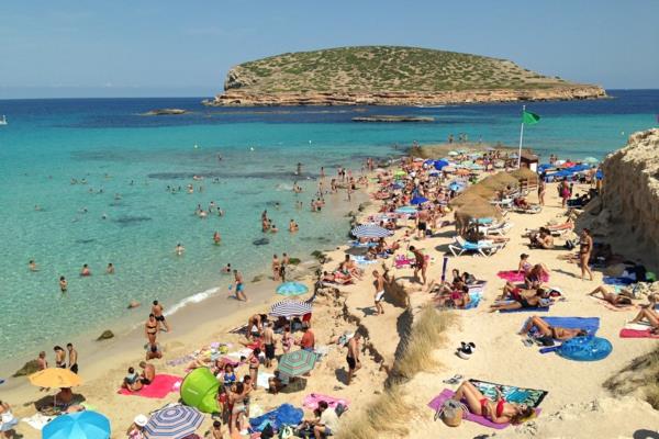 espanja loma ranta cala comte ibiza