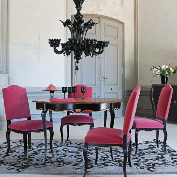 Ruokasali eksentriset vaaleanpunaiset verhoillut tuolit