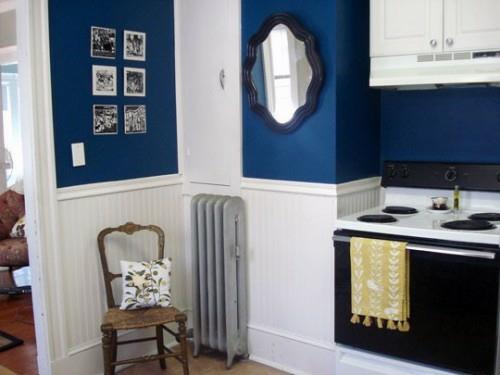 peili keittiöalueella sininen klassinen runkoidea puu tuoli
