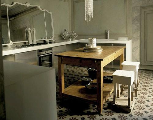peili keittiöalueella keittiö työtaso valkoinen runko ruokapöytä puu