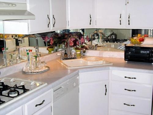 peili keittiössä valkoiset huonekalut liesi keittiöpeili