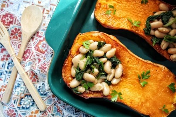 pinaattipavuilla täytettyä Butternut -kurpitsaa