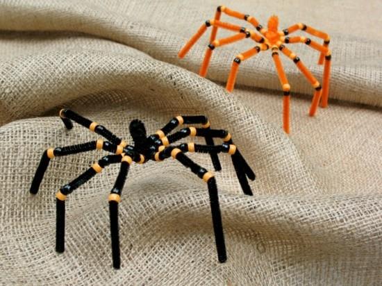 Tee hämähäkki putkien puhdistusaineesta halloweeniksi