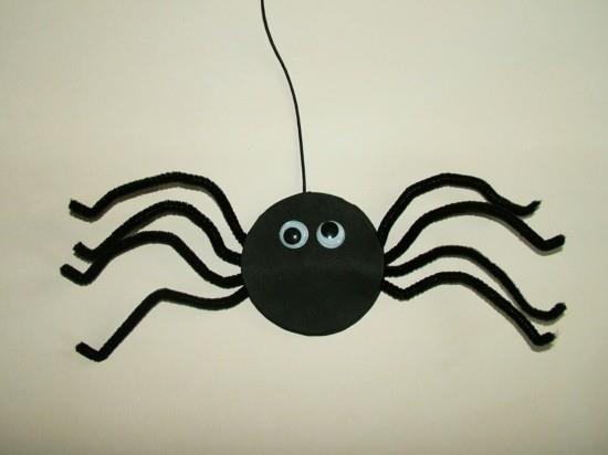 Hämähäkki tinkeri putkien puhdistusaineella halloweenina
