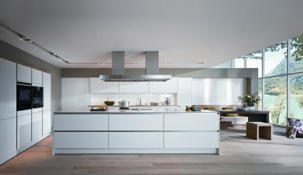 pesuallas keittiöön valkoinen sisustus minimalistinen moderni keittiösaari