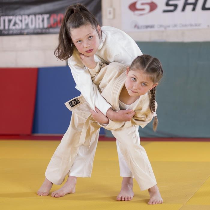 lasten urheilu judo kouluttaa tyttöjä