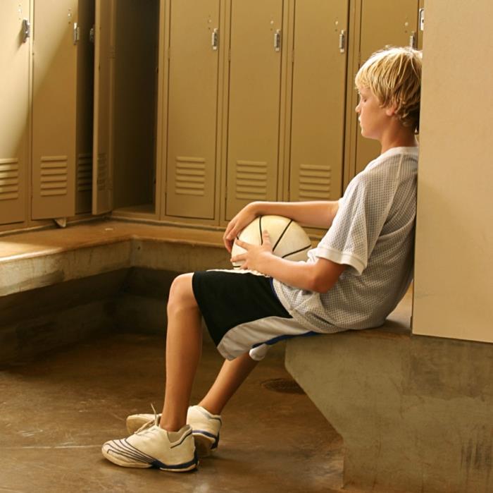 urheilu lapsille pojat pukuhuone pelaa koripalloa