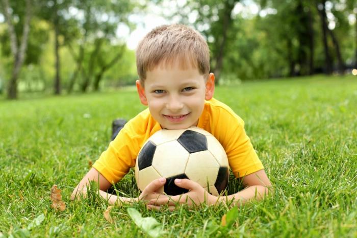 urheilu lapsille pojat jalkapallo poika ruoho