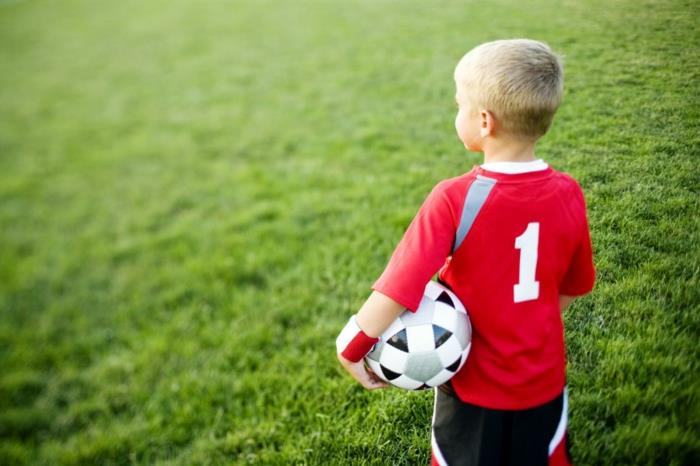 urheilu lapsille pojat jalkapallo juna elämäntapa