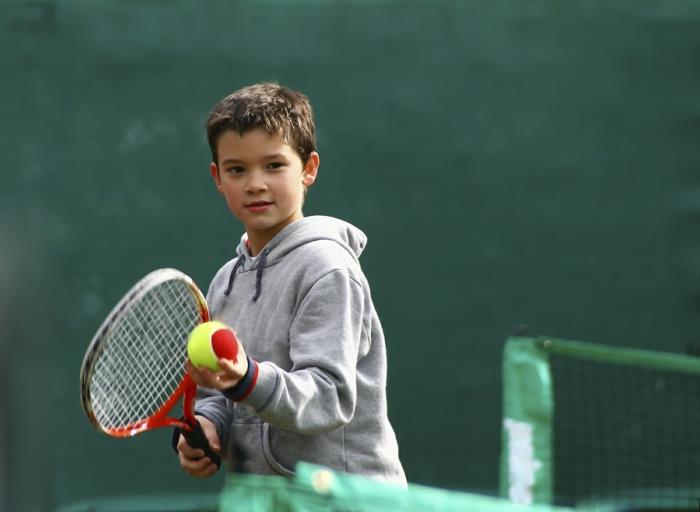 urheilu lapsille pelaa tennistä poika