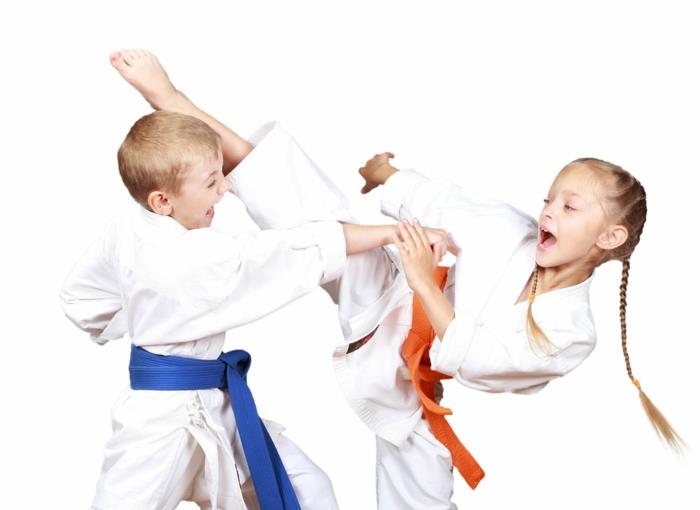 urheilu lapsille karate kouluttaa nuoria tyttöjä