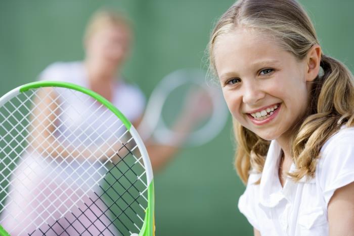 urheilu lapsille tytöt pelaavat tennistä