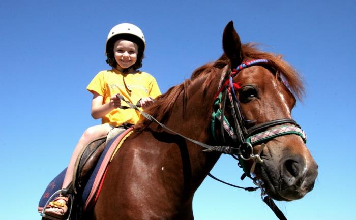 urheilu lapsille, jotka ratsastavat hevosilla