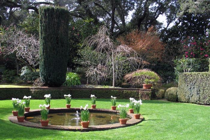 puutarha suihkulähde puutarha koristeellinen suihkulähde lampi kukkaruukkujen ympärillä