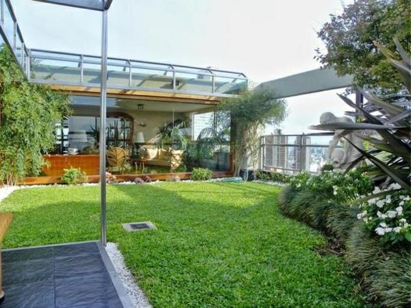 kaupungin huoneisto kattoterassi suunnittelu vihreä katto nurmikko parveke kasvit